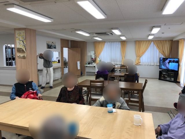 共有スペースには複数のダイニングテーブルが設置され、好きなところで過ごすことができるようになっている。