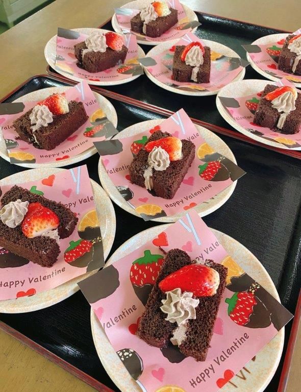 バレンタインケーキの盛り付け