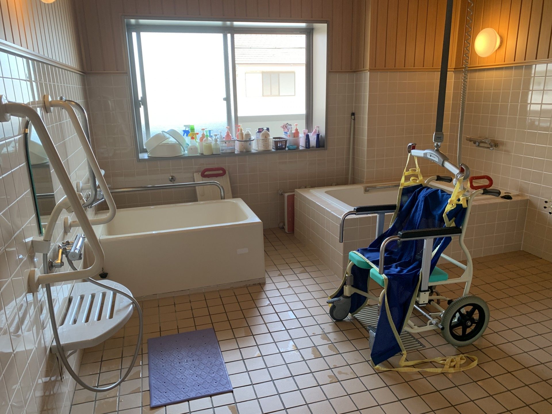バリアフリー設計の浴室