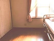 日当たりの良い個室の様子。フローリング仕様の部屋の様子を写した写真