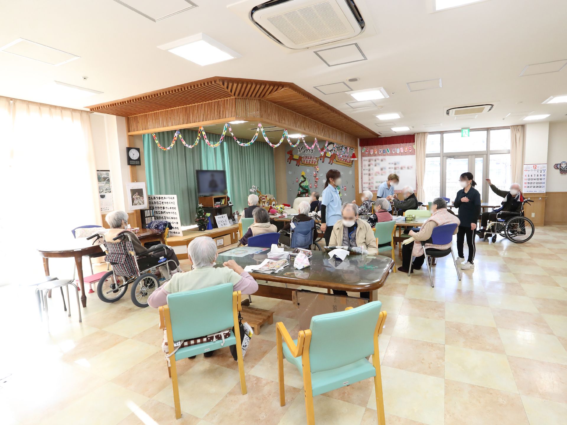 広々とした通路のある共有スペース