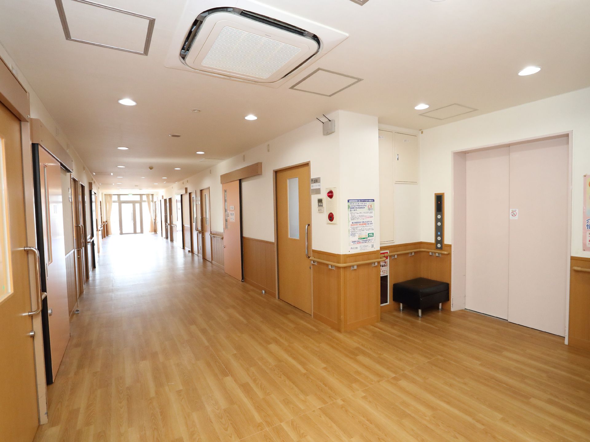 エレベーターが完備されている館内