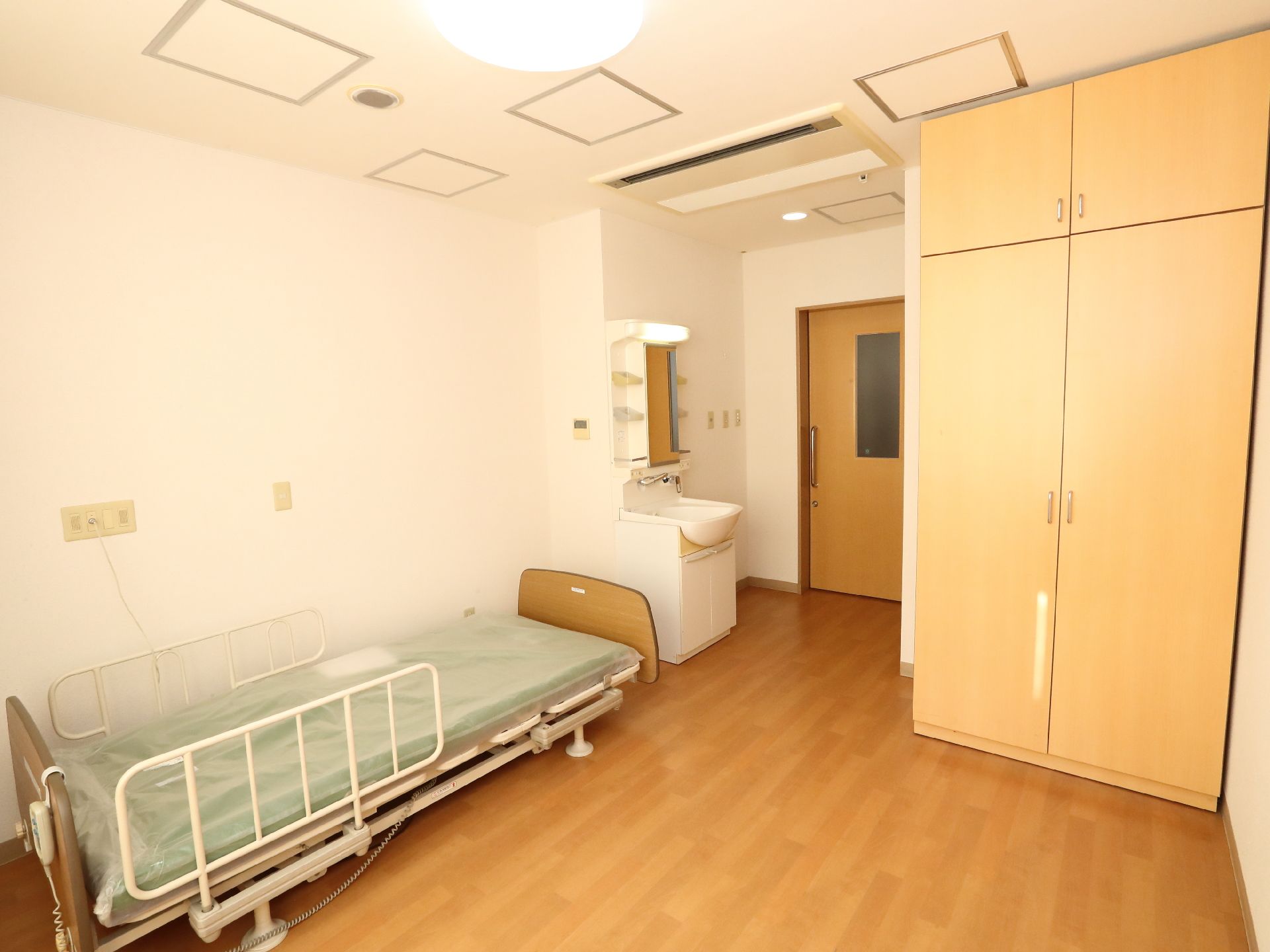 柵が設置されたベッドのある居室