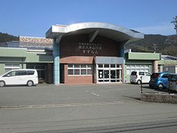 周辺には緑が多く、大きな車寄せが付いた建物は重厚感もあり、駐車場には数台車も止まっている。