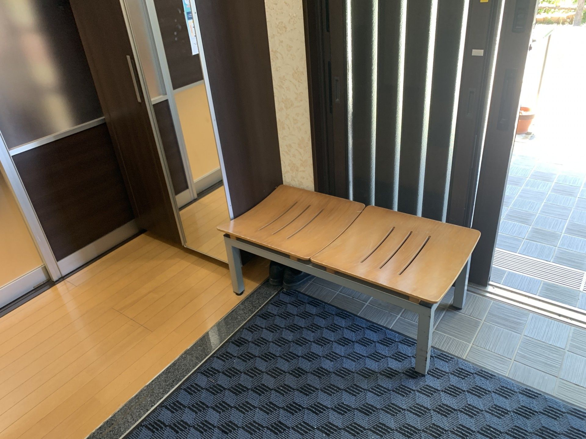 出入口のベンチ