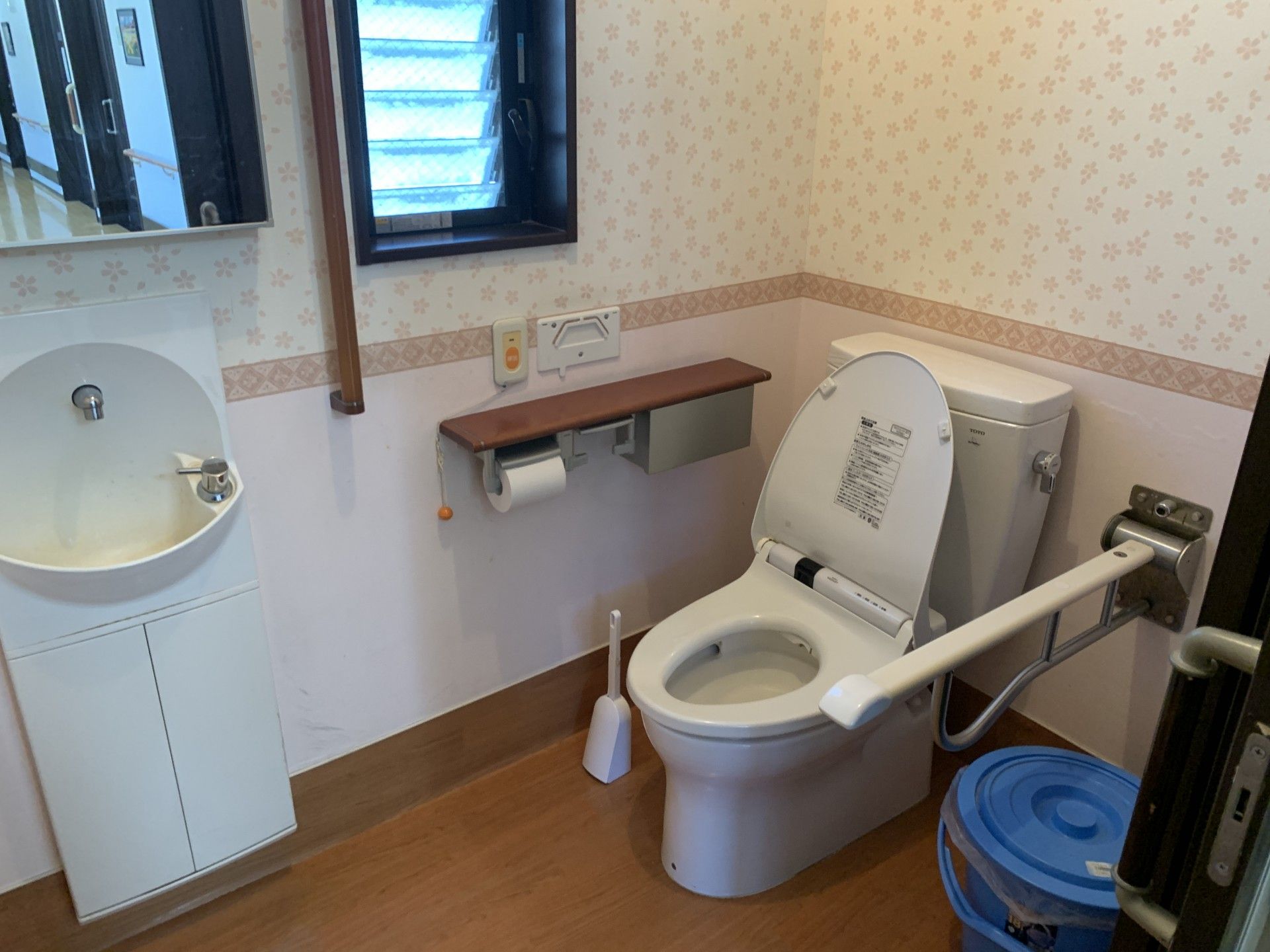 手すり付きのトイレ