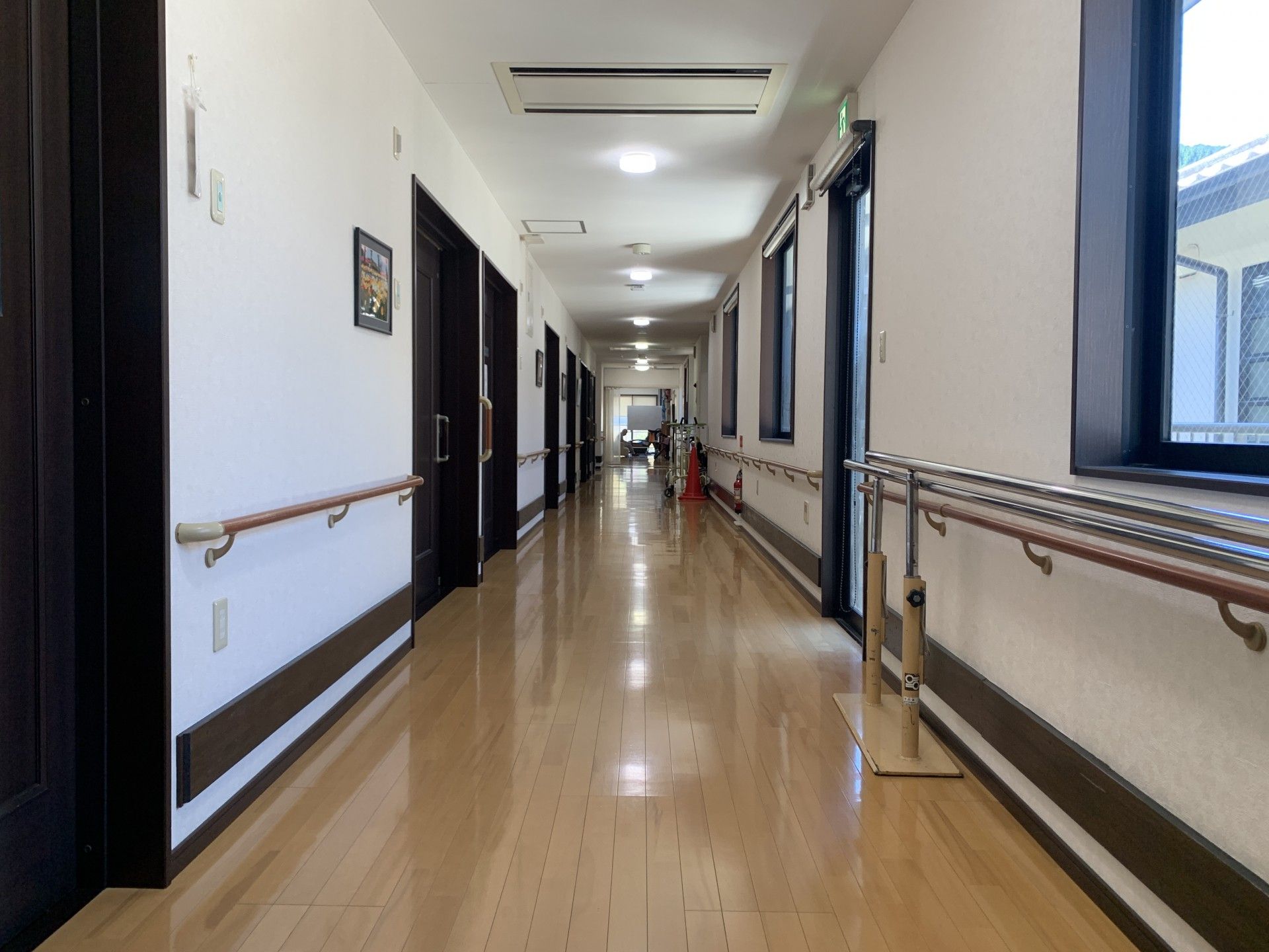 手すり付きの長い廊下
