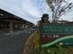 広い駐車場と建物の外観