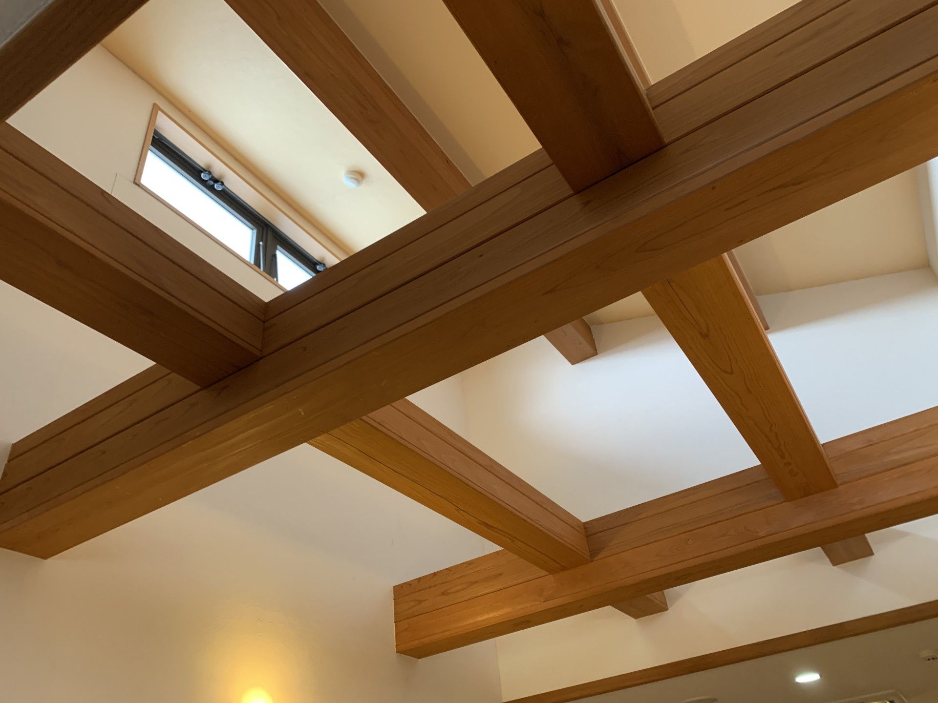 木の梁が見える天井