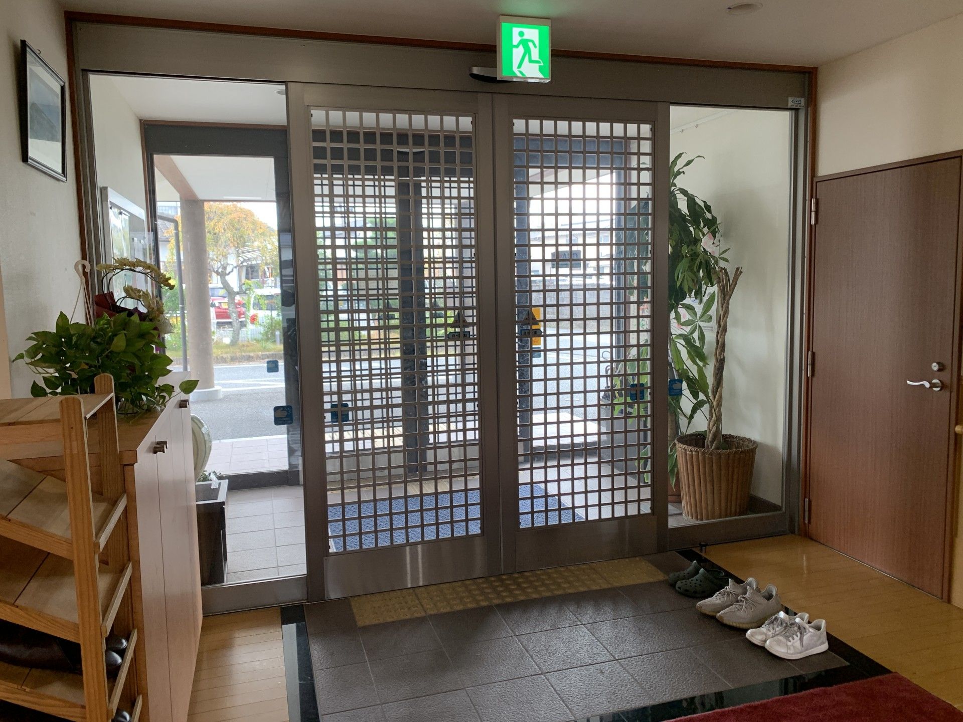 広い玄関の様子