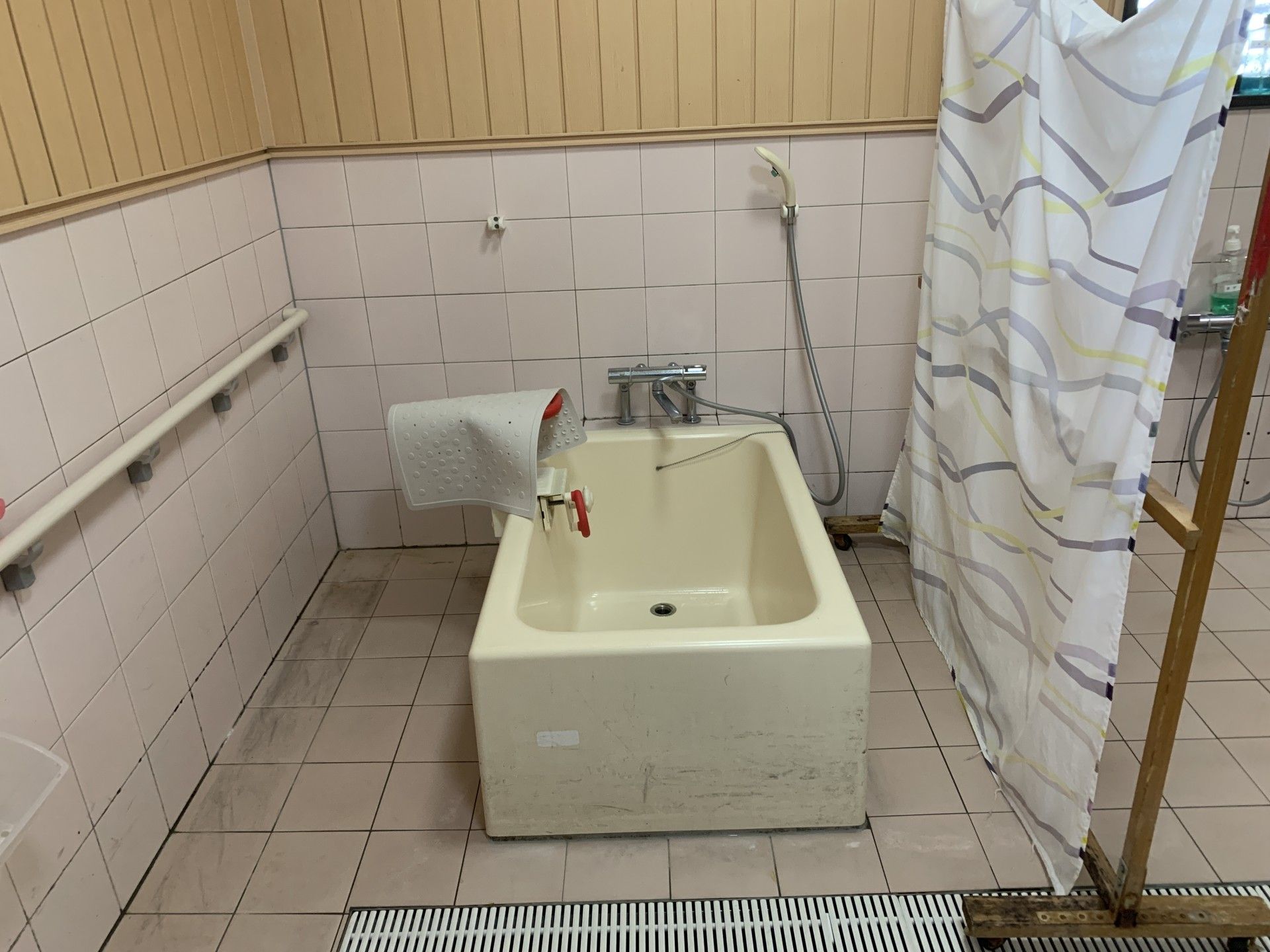 手すり付きの浴室