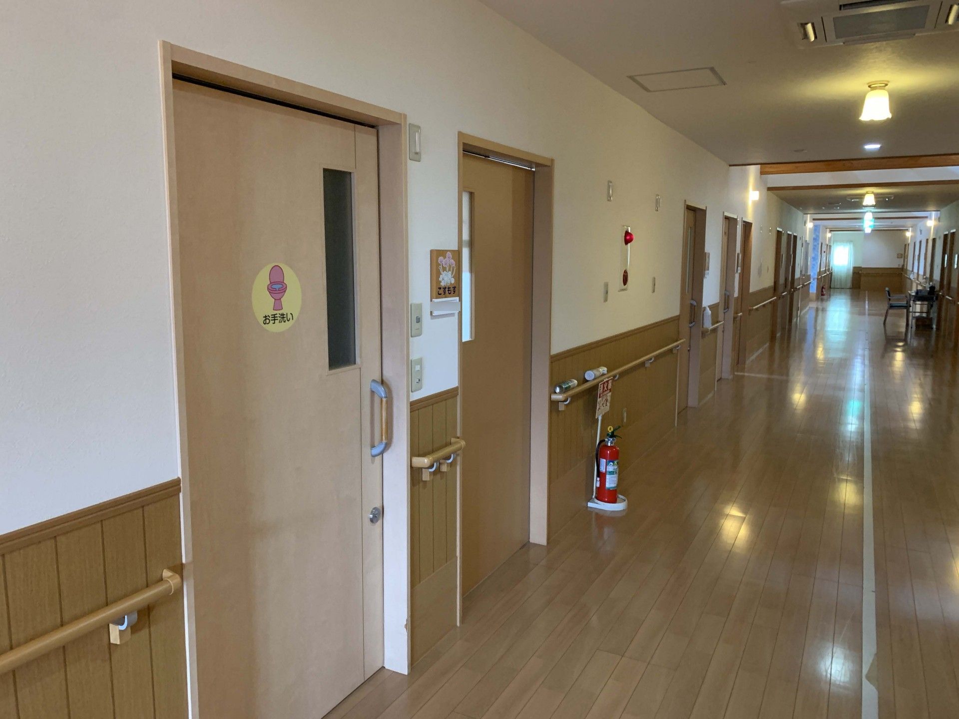 長い廊下と手洗い場