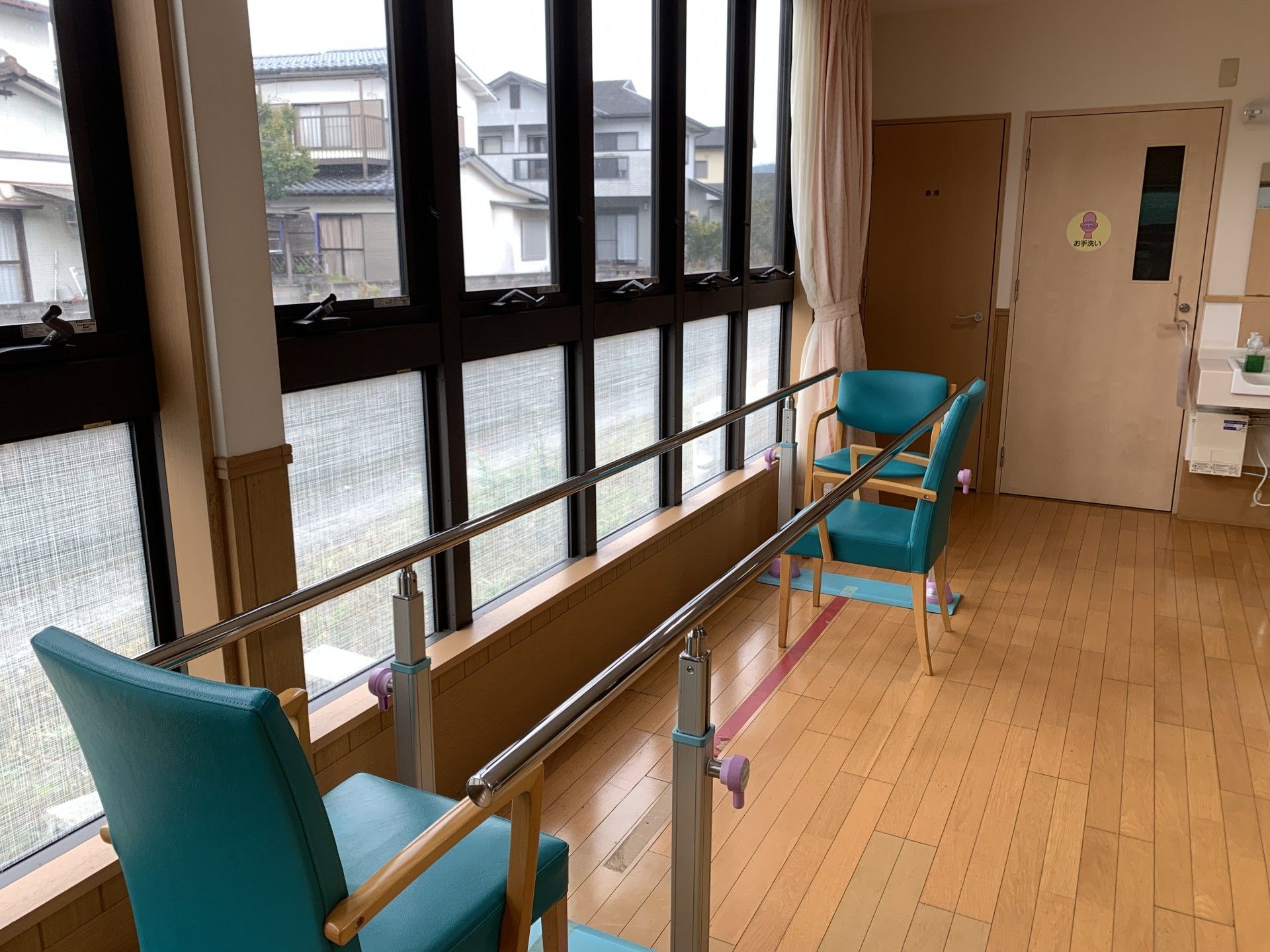 手すり付きの廊下