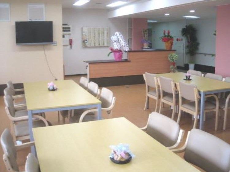 食堂には６人掛けのテーブルが３つ並び、スタッフが常駐する場所からよく見渡すことができる。