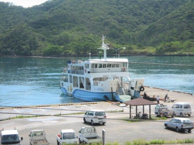 そこが水色、上部が白いフェリーが港についたところ。車にも対応できる大きなフェリー。
