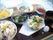 和食のメニューである。炊き込みご飯やみそ汁、野菜のかき揚げが盛り付けられた皿などがトレーの上に置かれている。