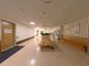 広々とした明るい廊下