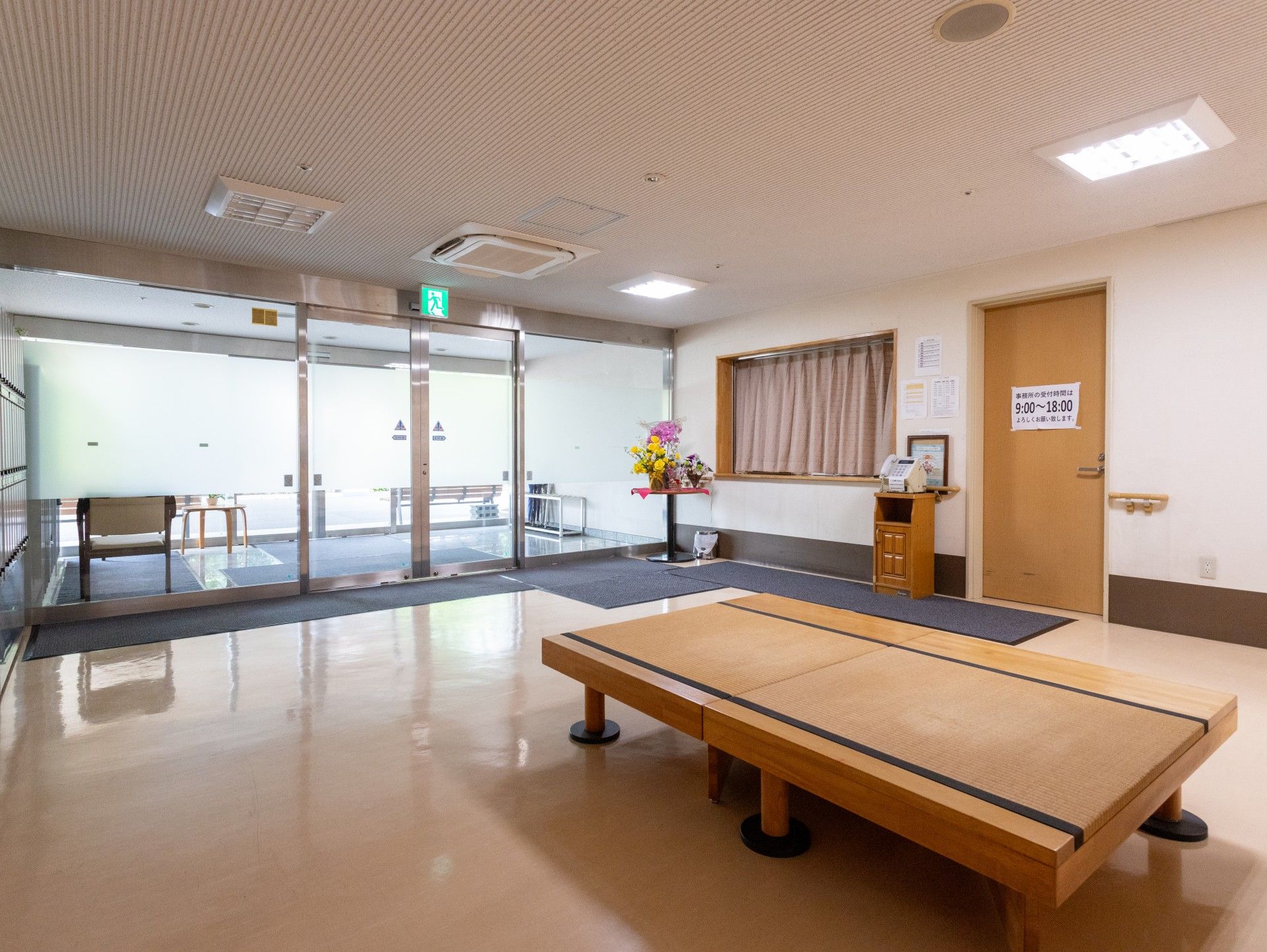 落ち着いた雰囲気のエントランス