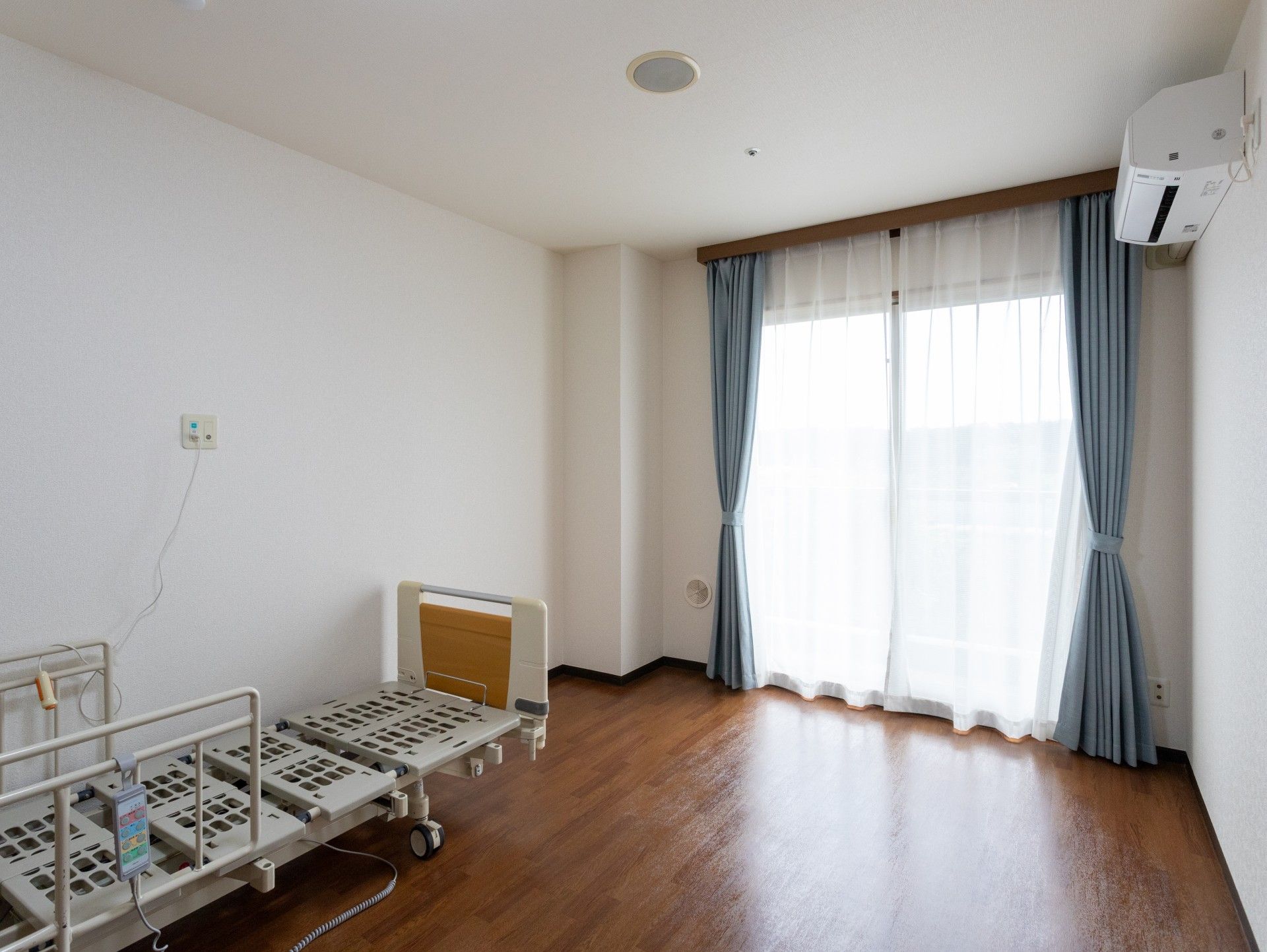 ベッドと窓のある部屋