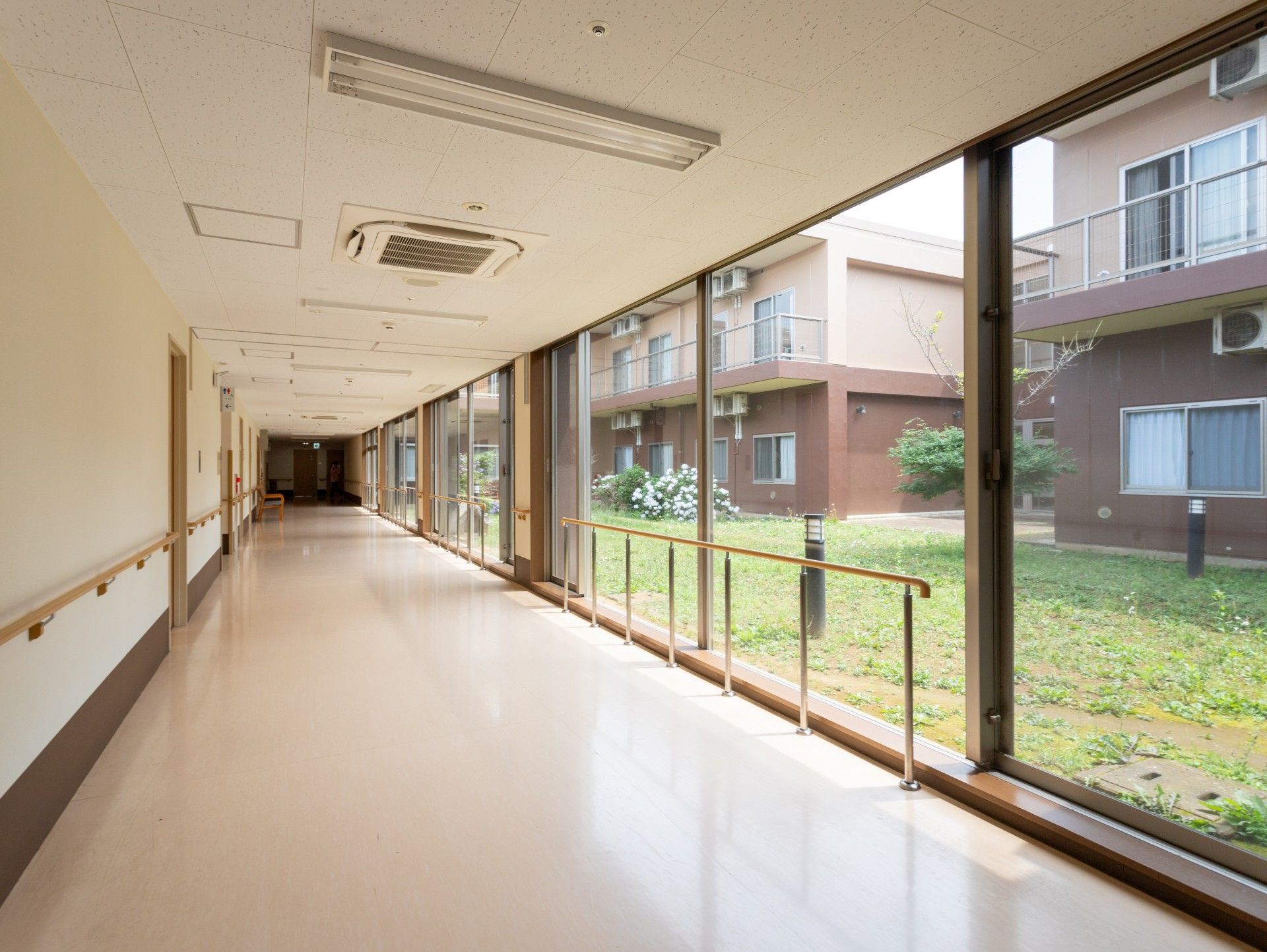 庭に面した長い廊下