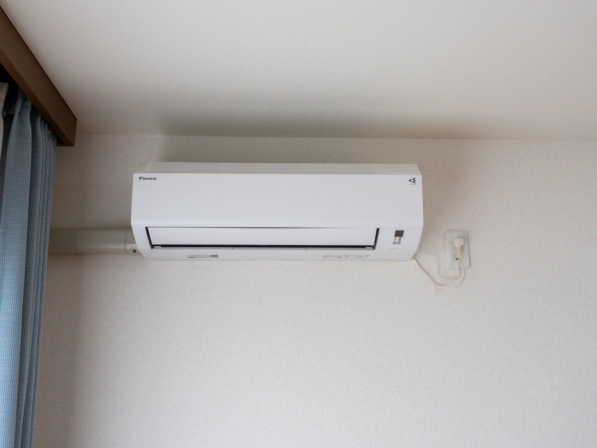 壁に設置されたエアコン