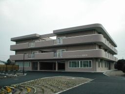 三階建ての建物外観