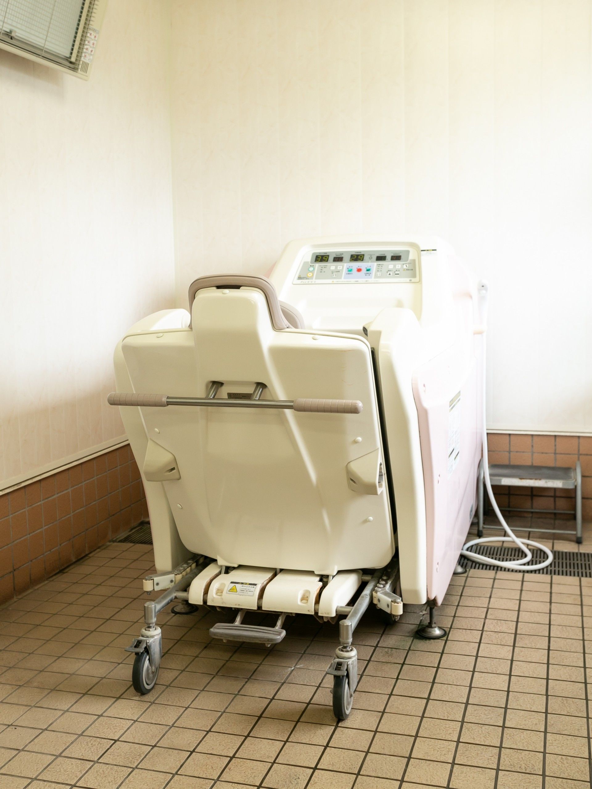 介護用の機器が設置された浴室