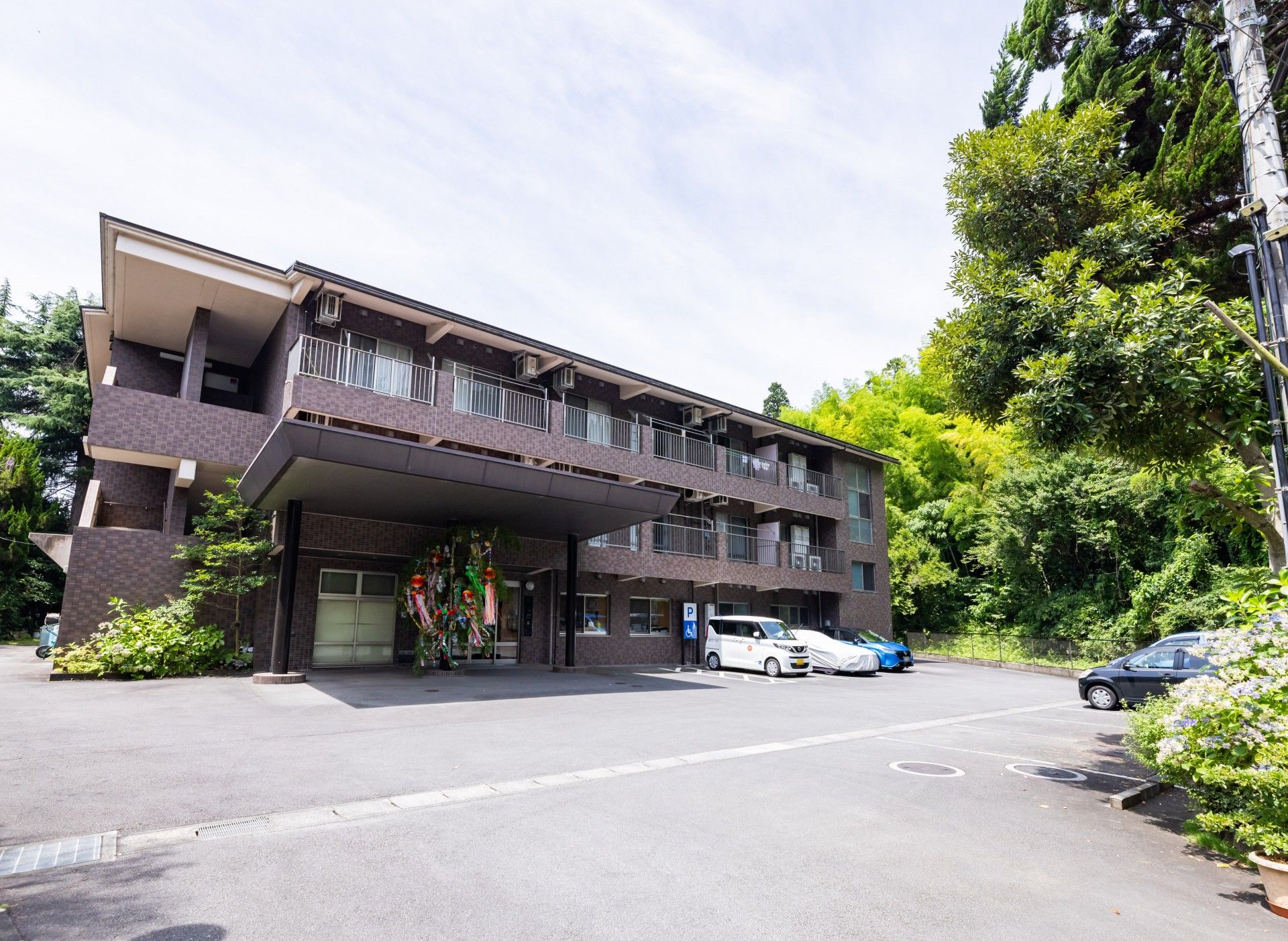 静かな環境の施設外観