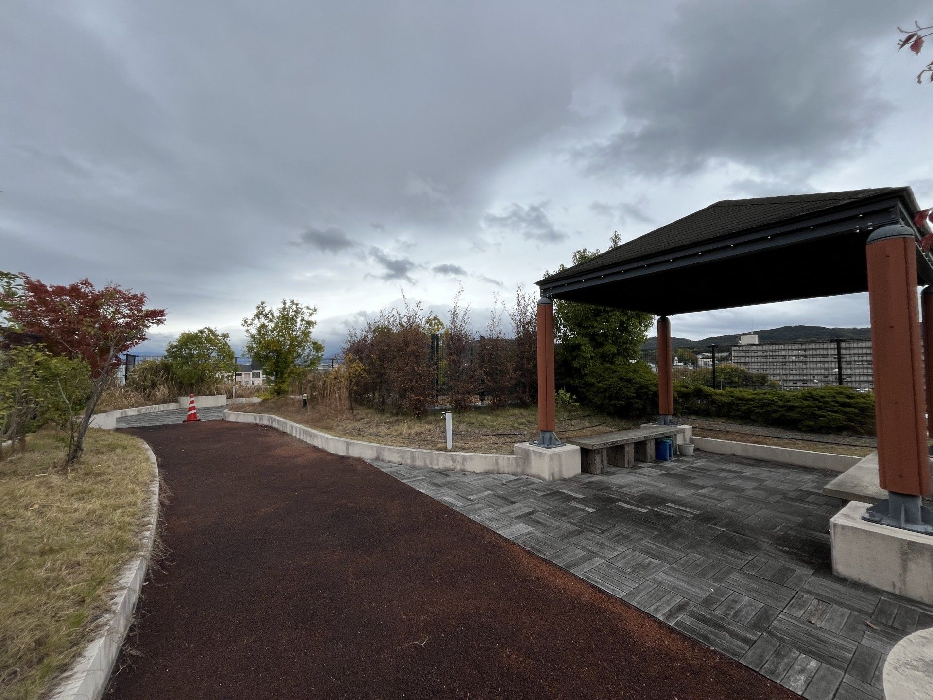 散歩道と休憩所