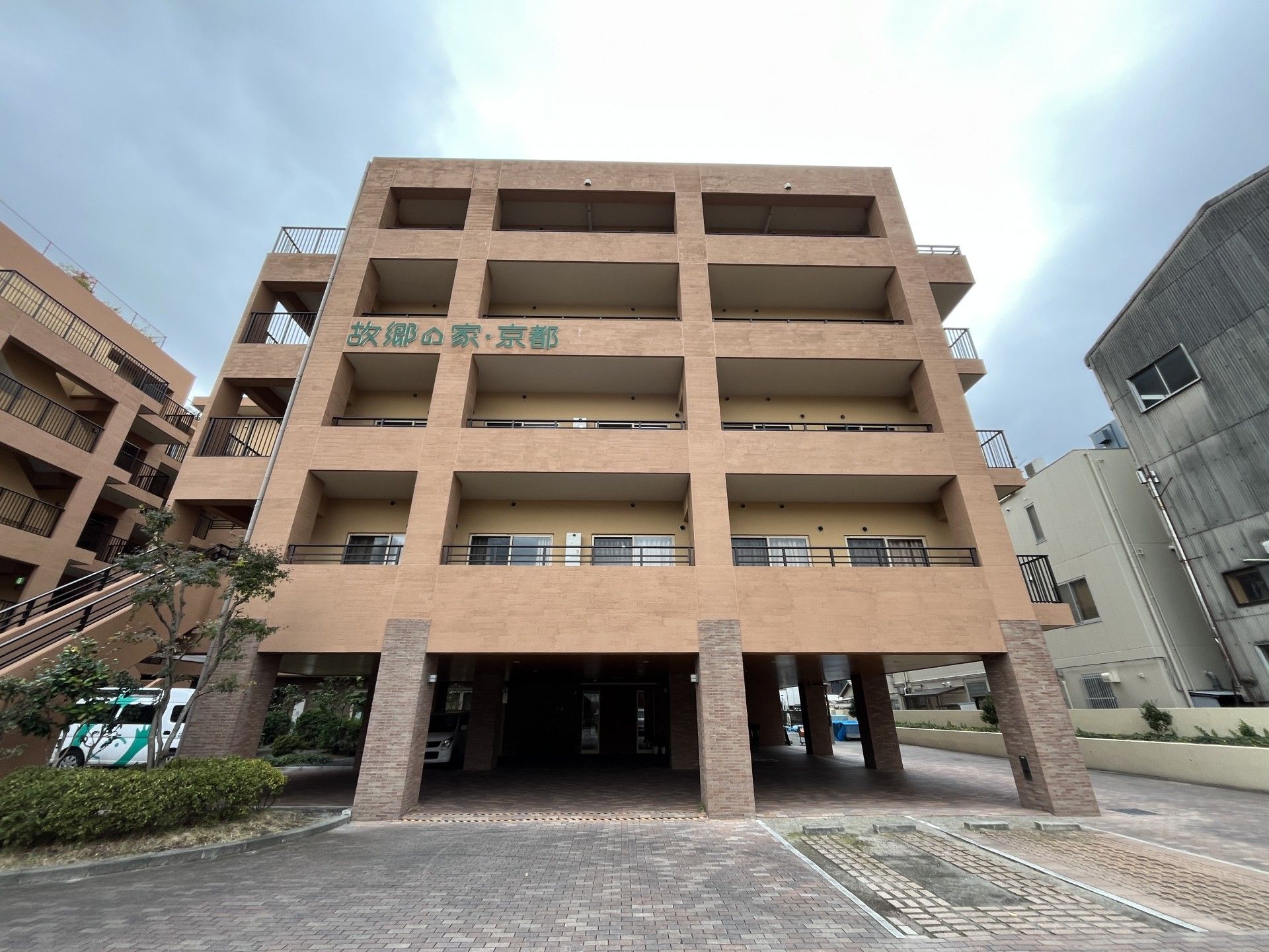 多階層の建物正面