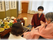 和服を着た人々の食事の場