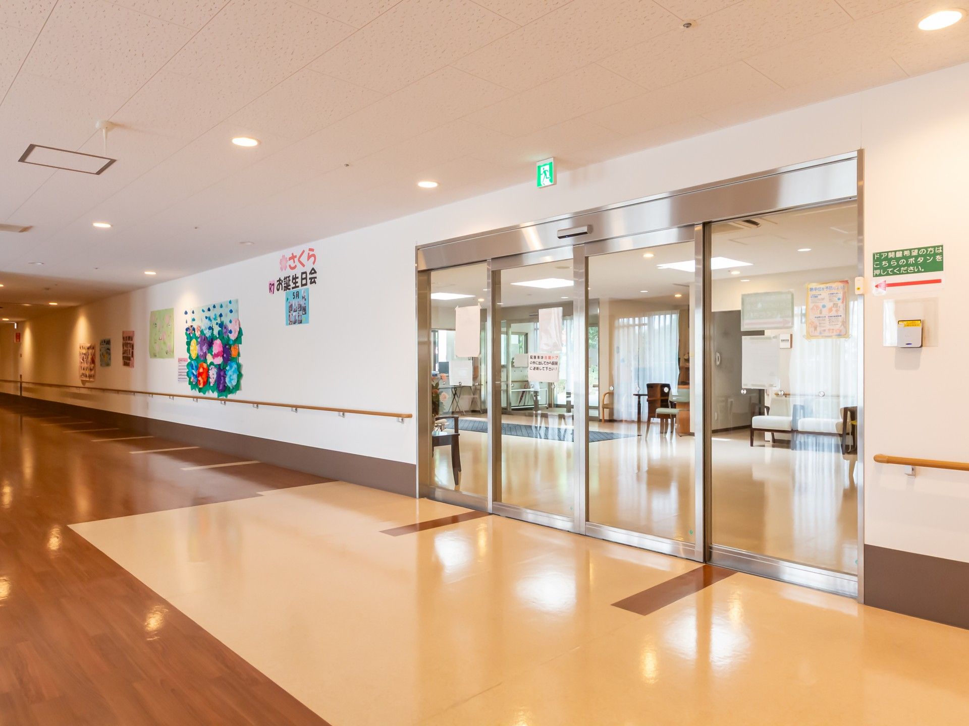 広い廊下とガラス扉