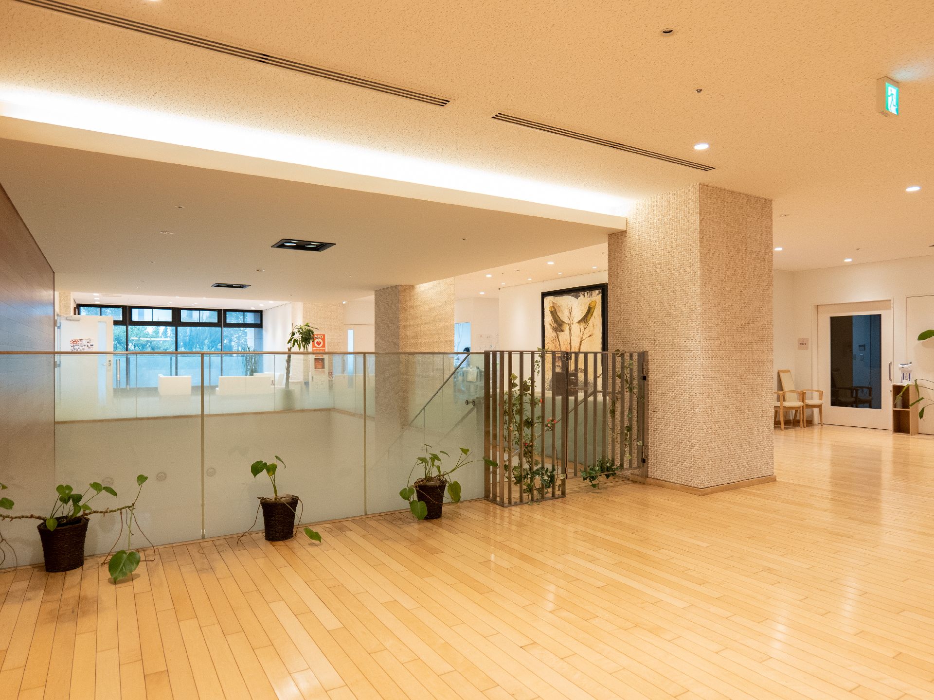 手すりが設置され、転倒防止の対策がなされた階段