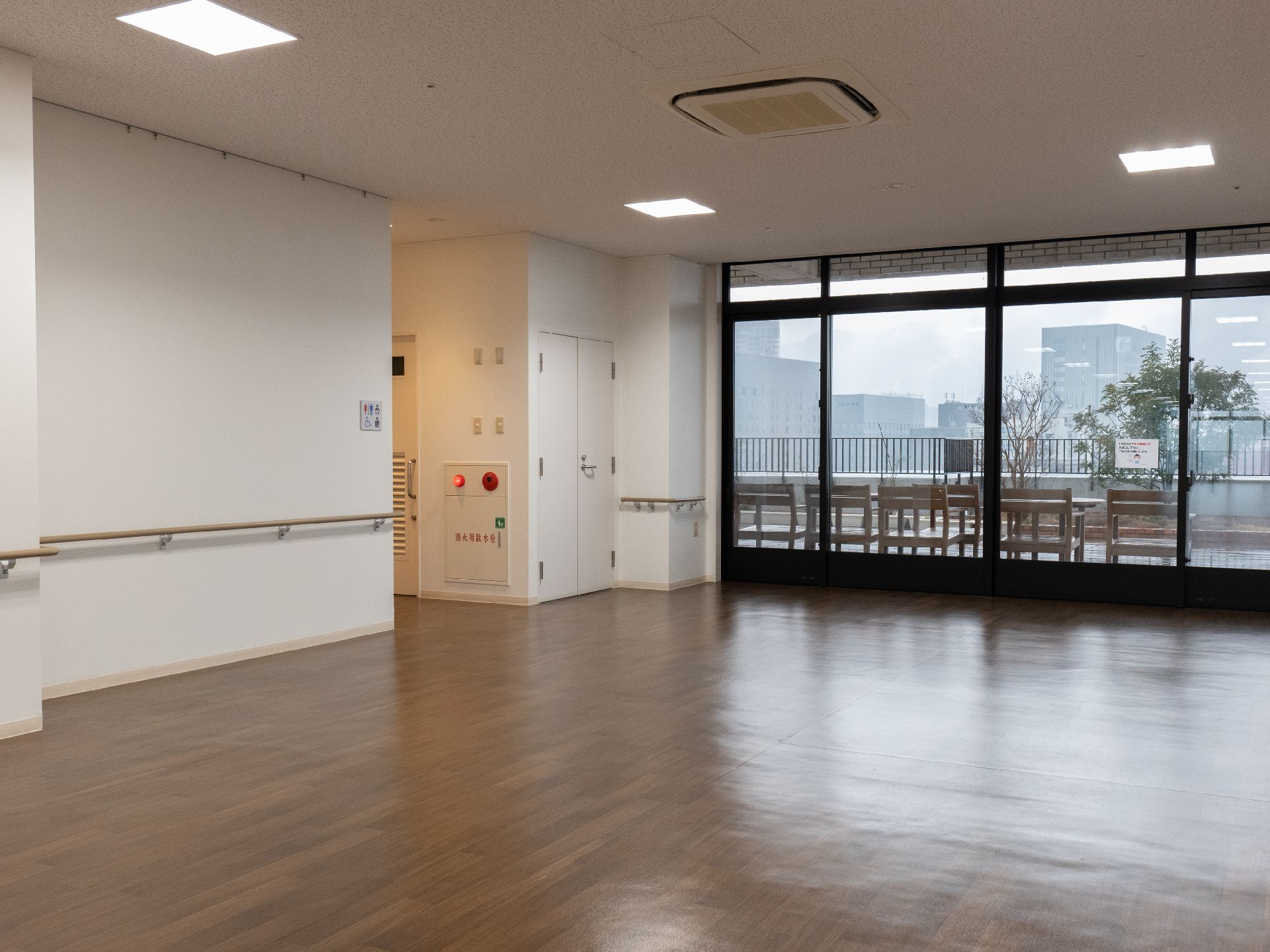 手すりが取り付けられ、段差が解消されている館内の廊下