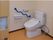 手すりがついた介護仕様のトイレの様子。緊急コールが壁についたトイレの様子