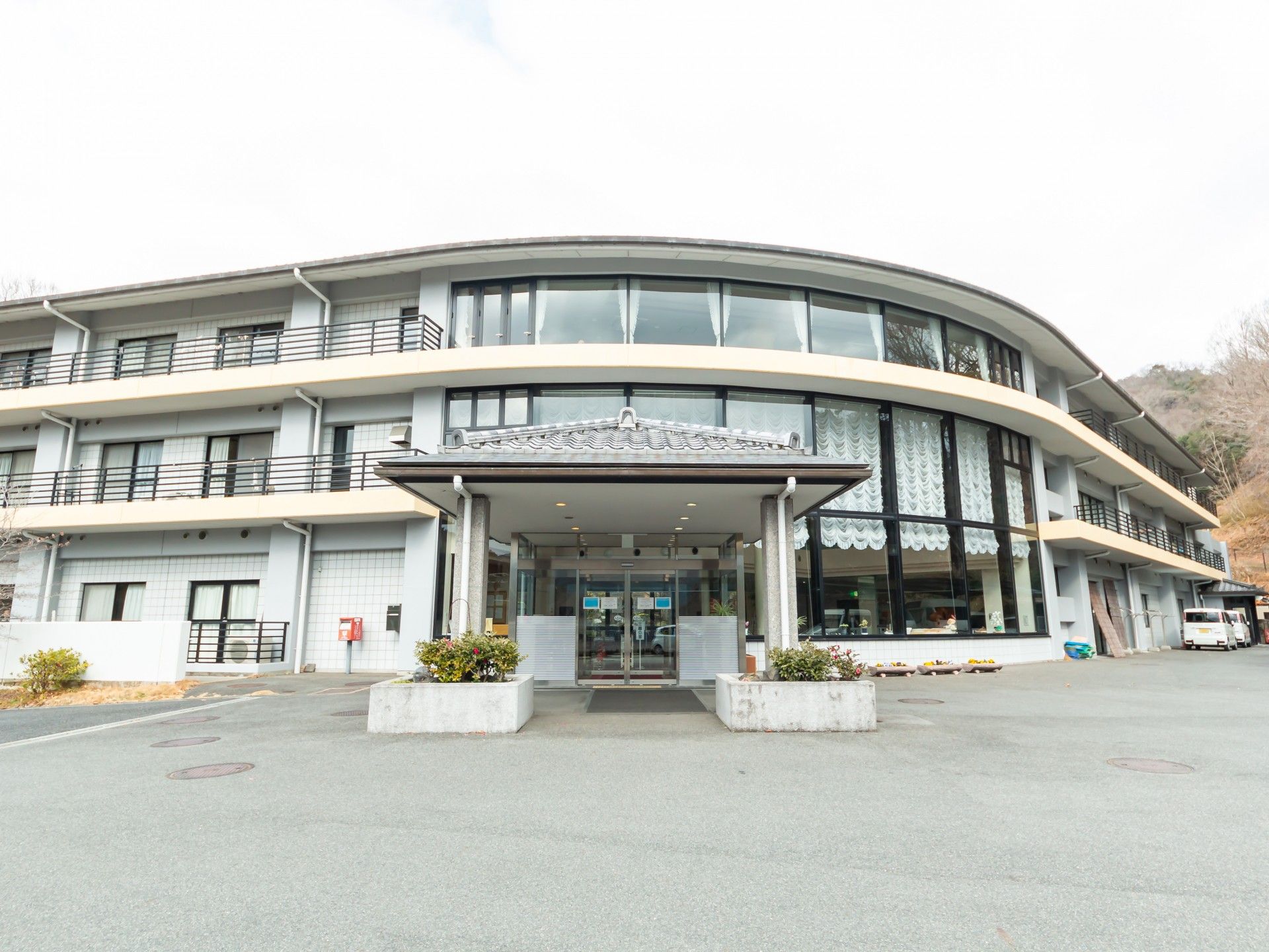 広々とした建物の外観