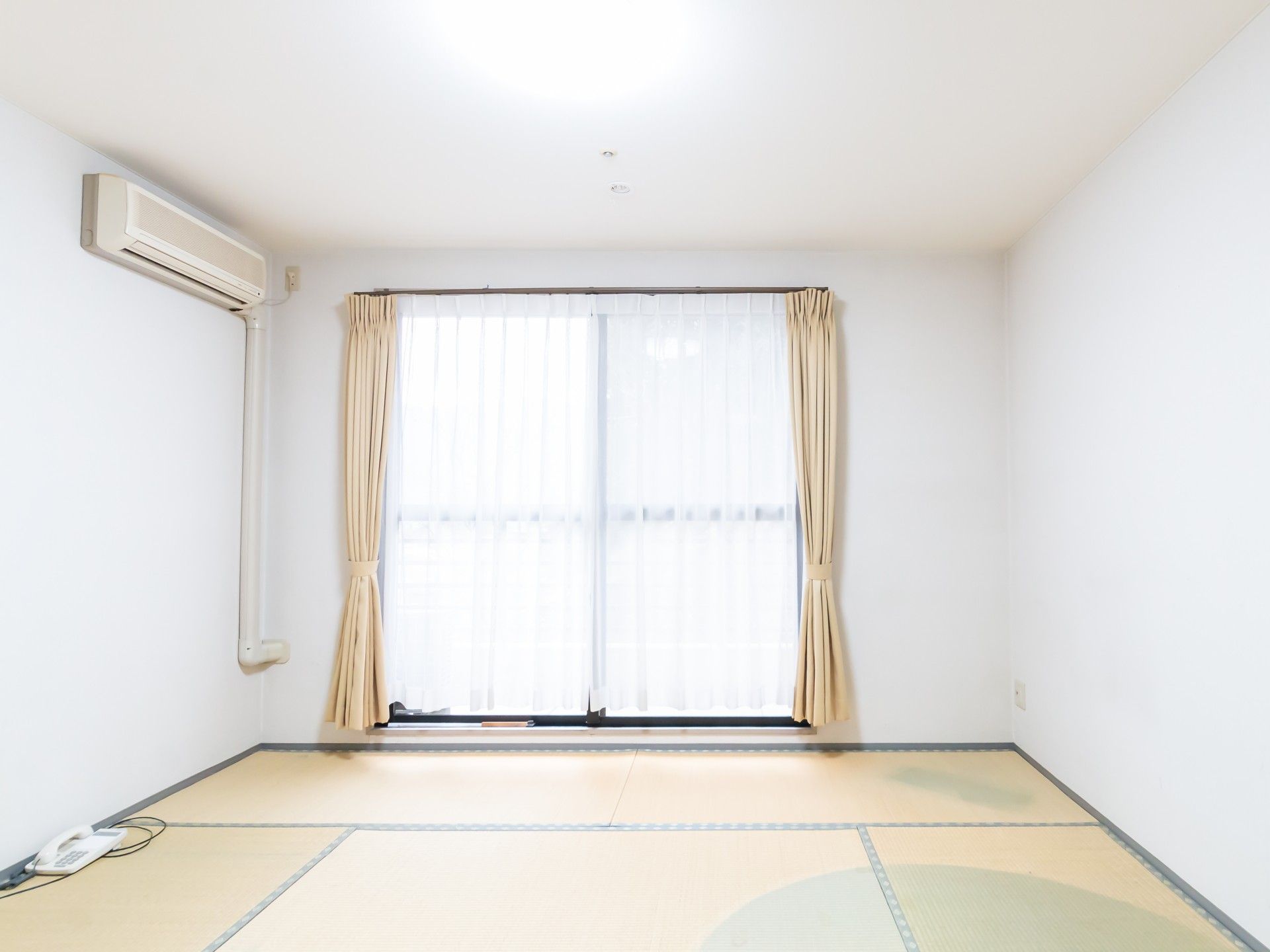 畳のある明るい部屋