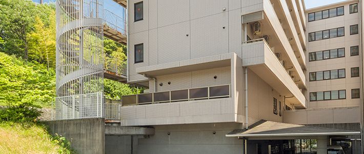 緑豊かな施設外観