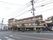 4階建ての施設外観になっている。施設入り口には施設名が記された看板が設置されており、道路から目立ちやすい。