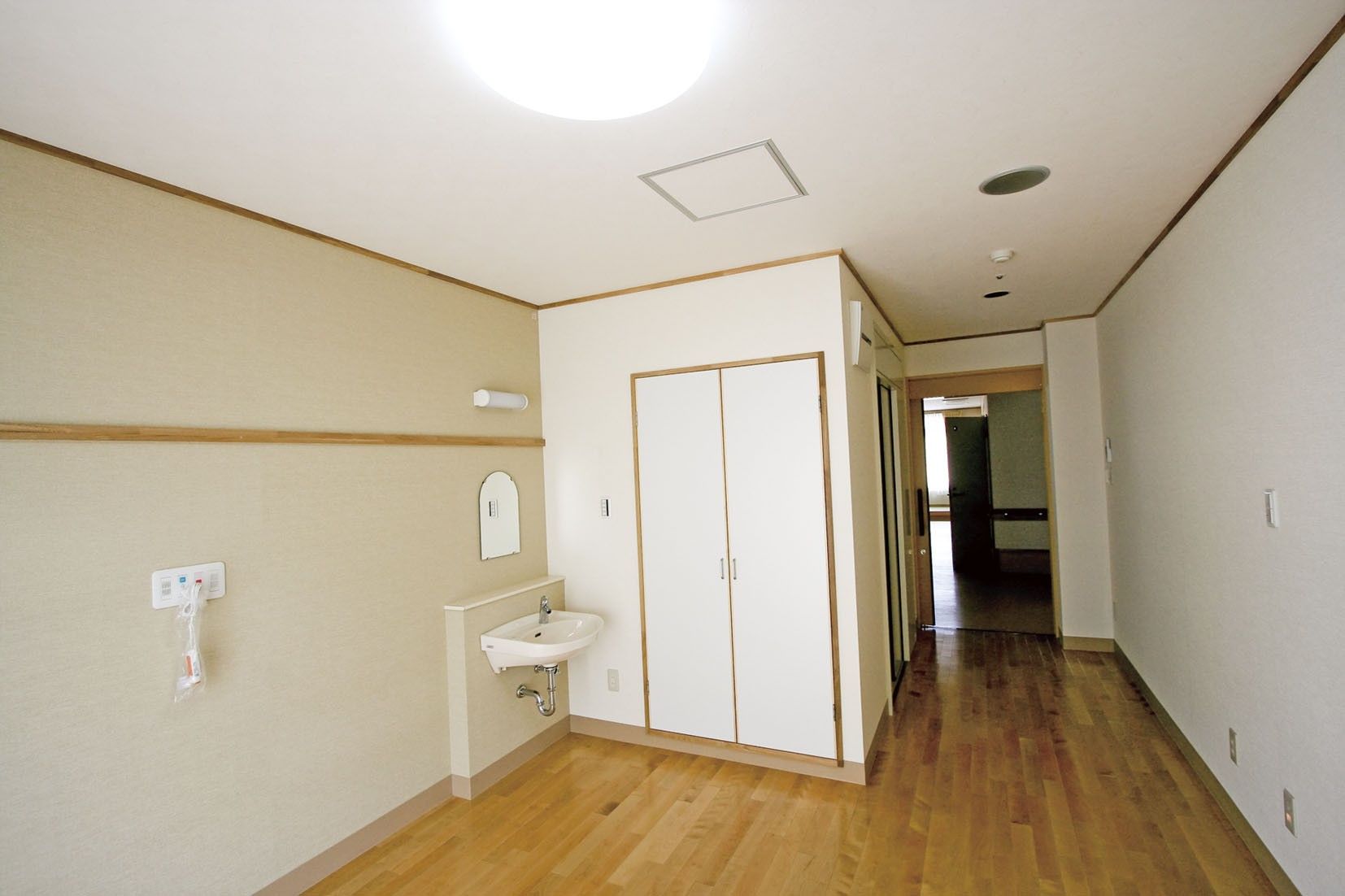 明るく広々とした廊下