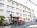 可愛らしい色合いの外観。ピンクの壁が目印。最寄り駅からは徒歩1分というアクセスの良さも人気のひとつ。