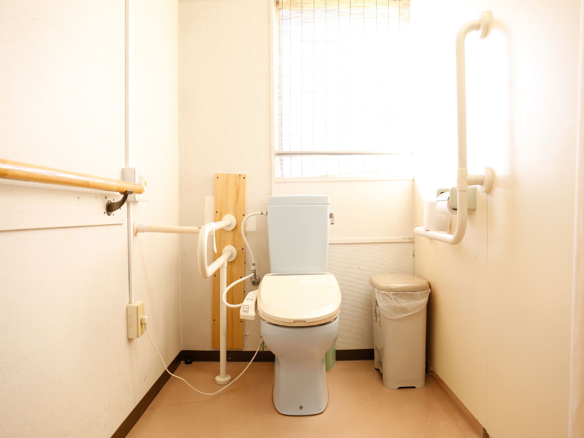 広くスペースをとっているトイレ。トイレ内至る所に手すりを設置してあり利用時の負担が軽減される。呼び出しボタンも完備。