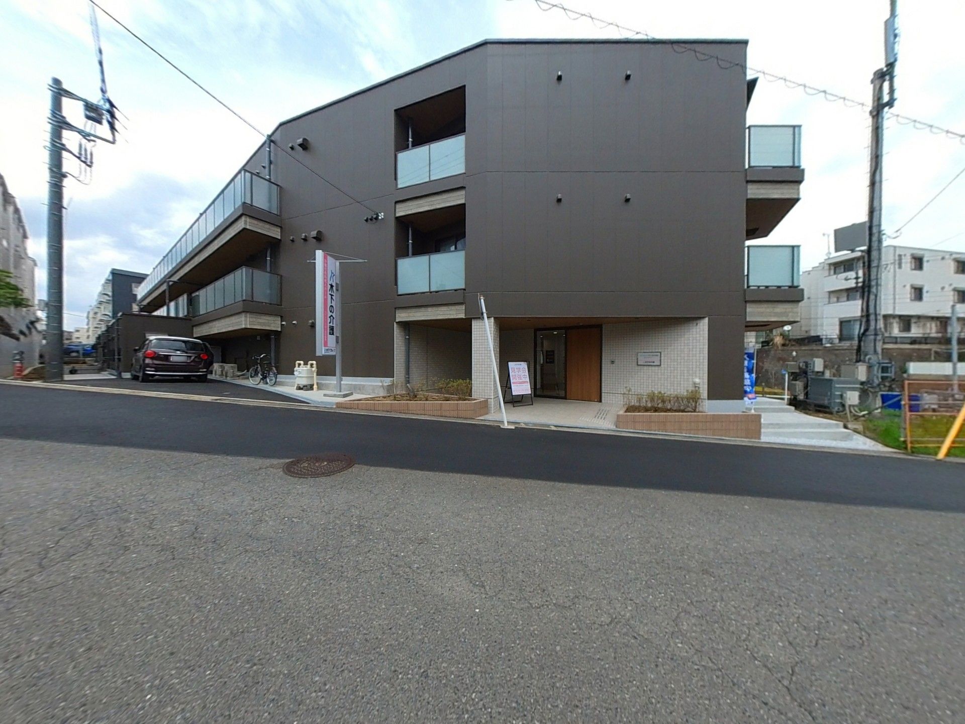 モダンな建物のエントランス