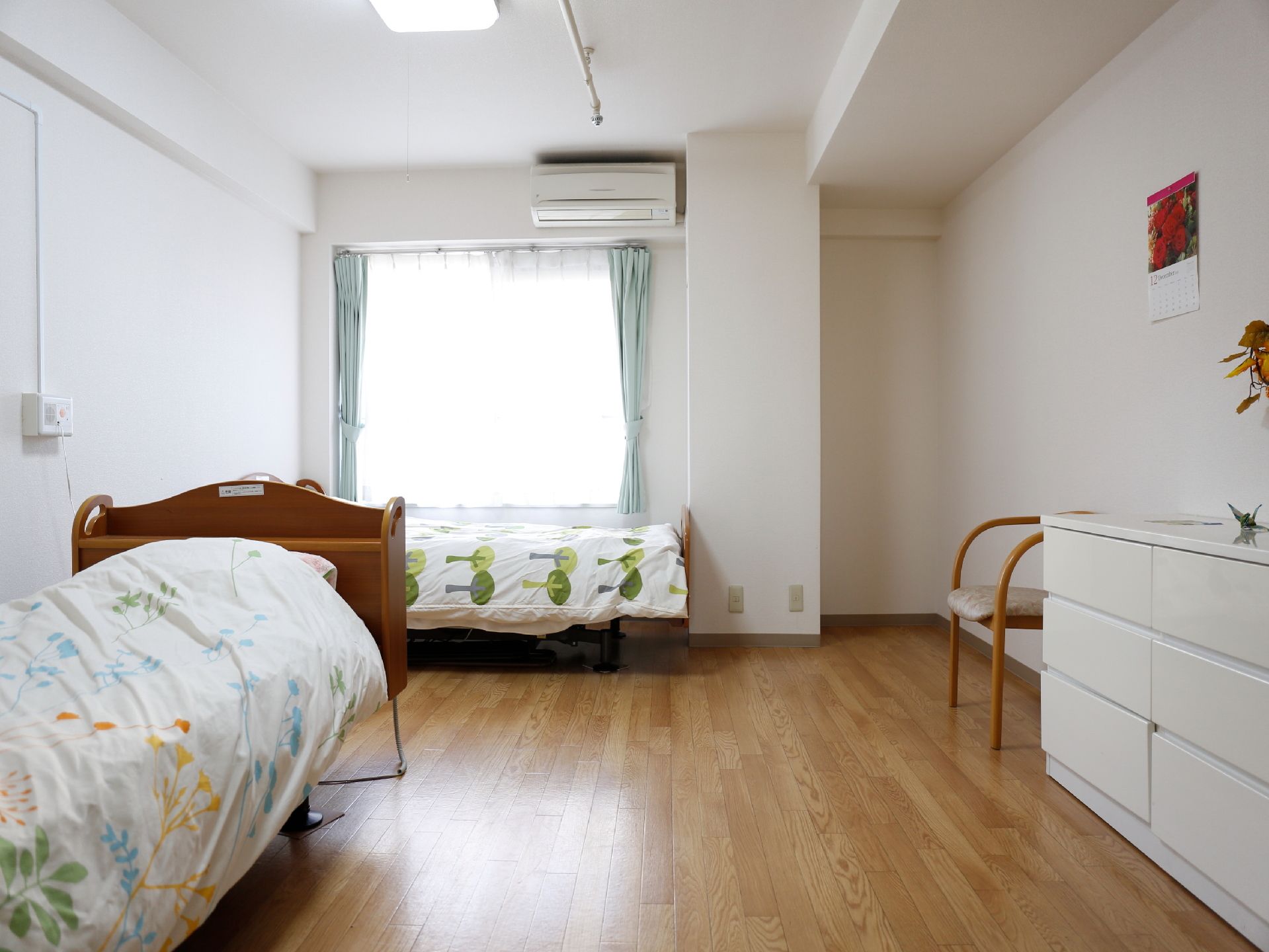 夫婦で一緒の部屋が可能。ベッドが2つあっても広々とした部屋。大きな窓から光が入り開放的な空間になる。
