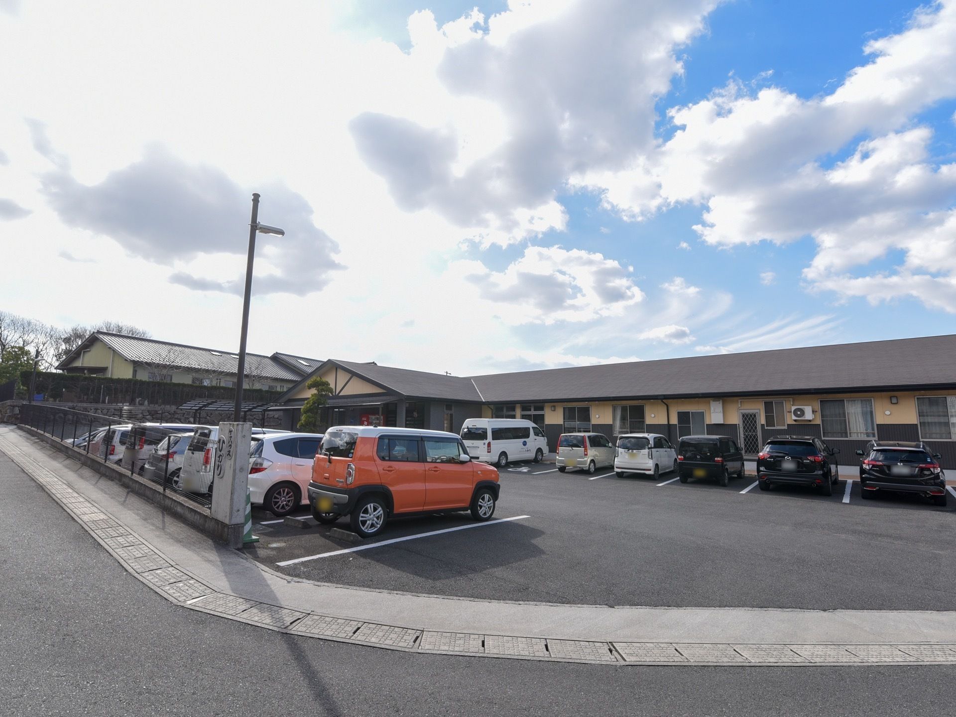 施設は平屋建てで、茶色っぽい屋根、黄色と黒色の外装である。敷地内は広く、何台もの車が停められている。