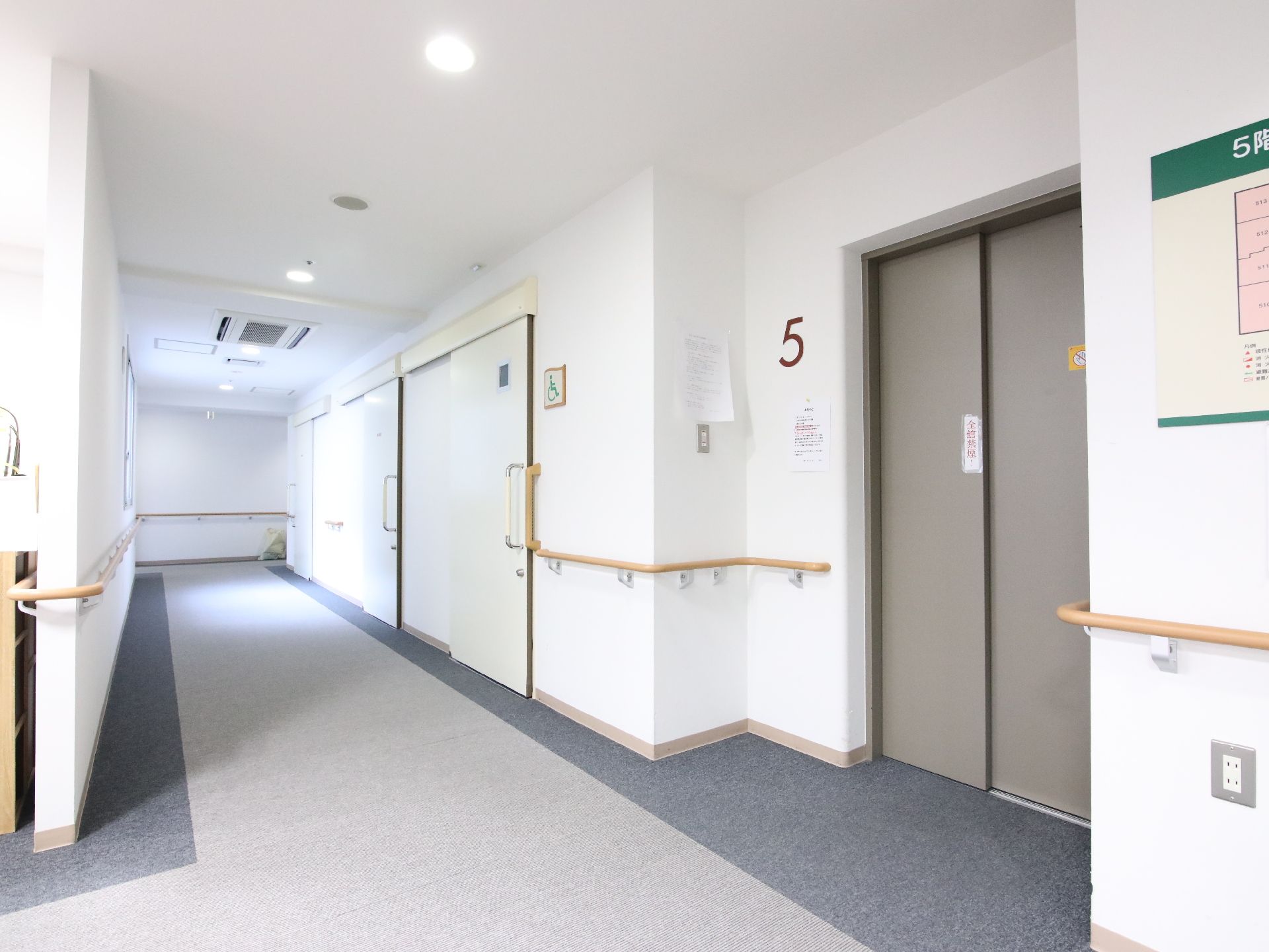 手すりが取り付けられていて、スムーズに入れるエレベーター