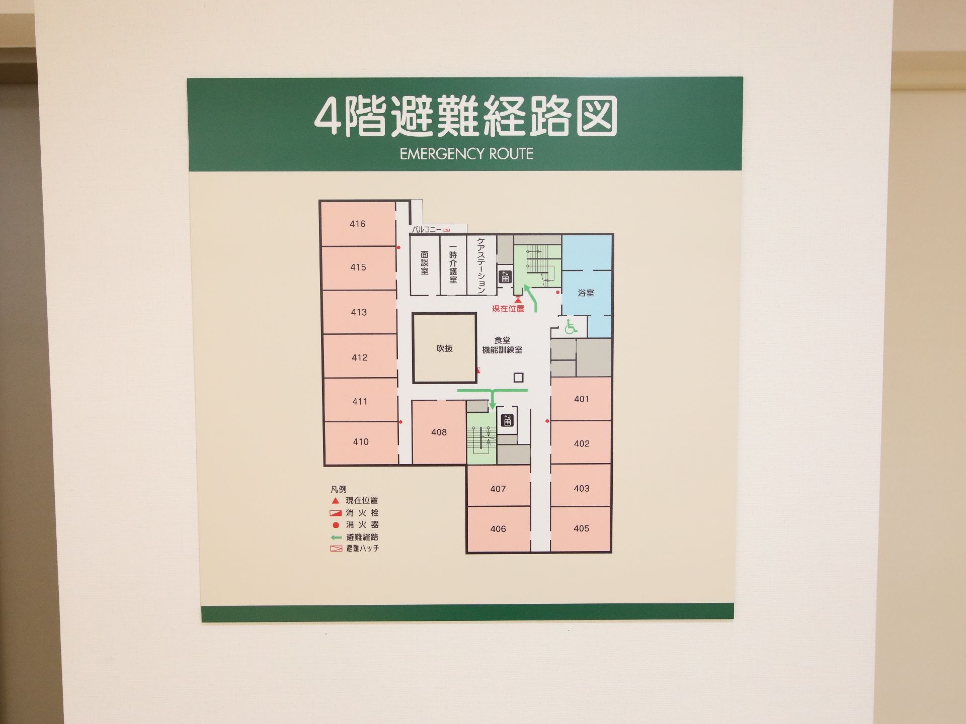 館内の地図が記載された総合案内板