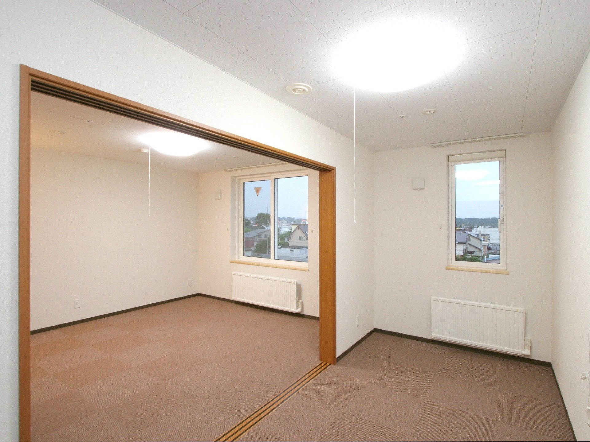 広い居室にはキッチンや洗面所などを設置、居室ドアは大きな引き戸で出入りも楽。