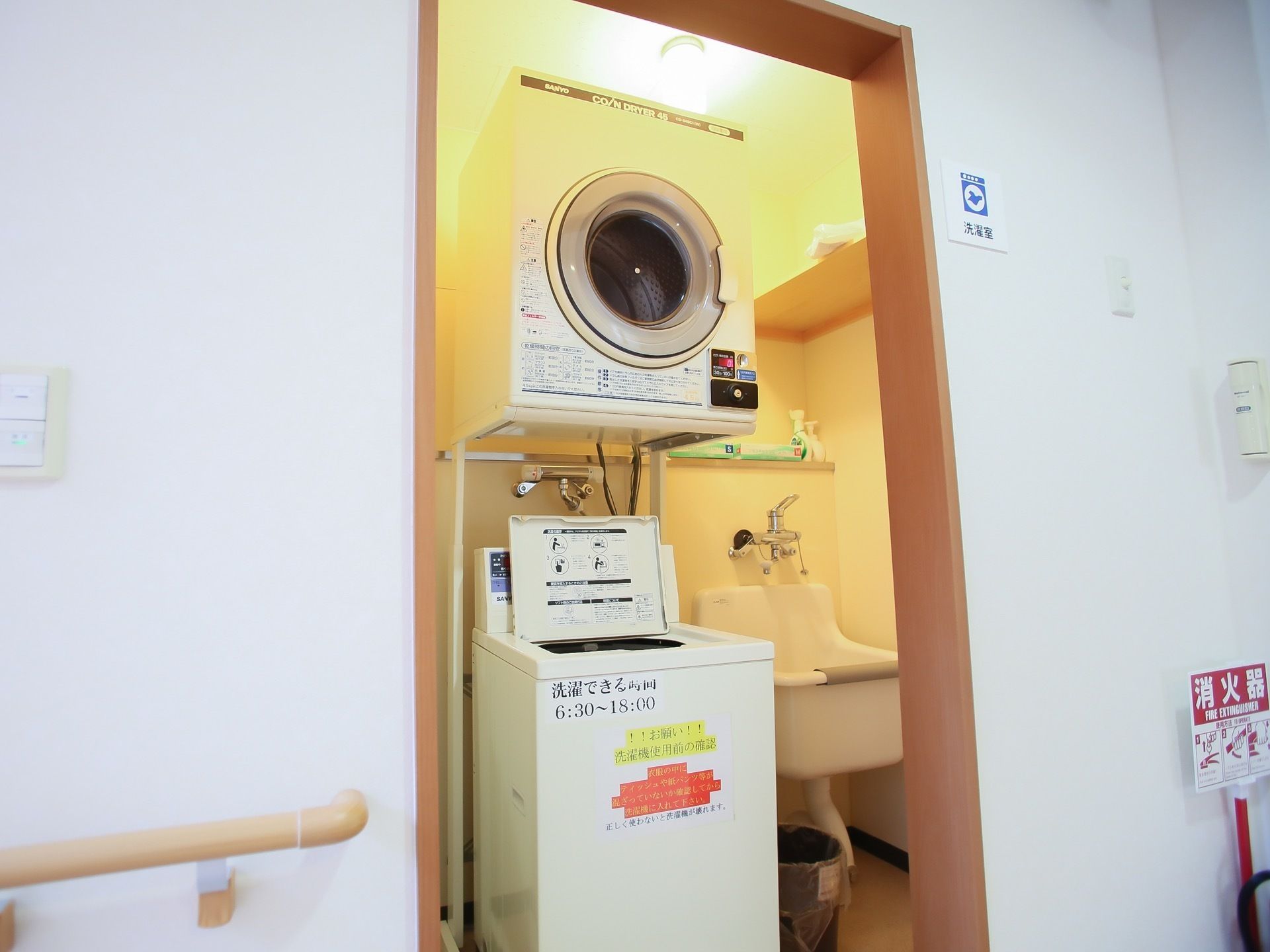 建物の中には洗濯機と、上部には乾燥機が備え付けられている。朝の早い時間から洗濯機を使用することが可能である。