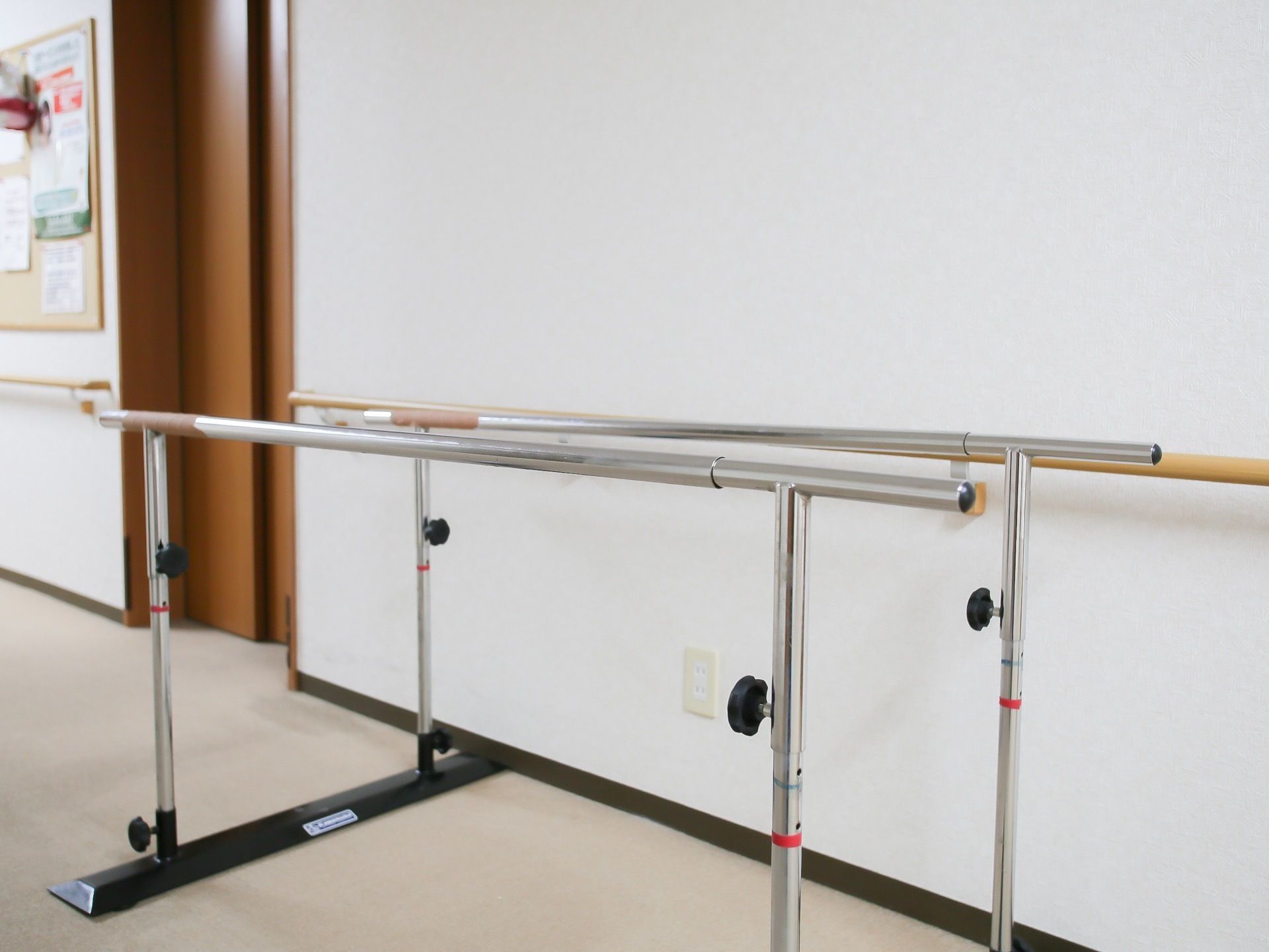廊下にはリハビリ用の歩行器具を設置することができる。入居者様は専用スペースまで移動をすることもなく練習に励める。